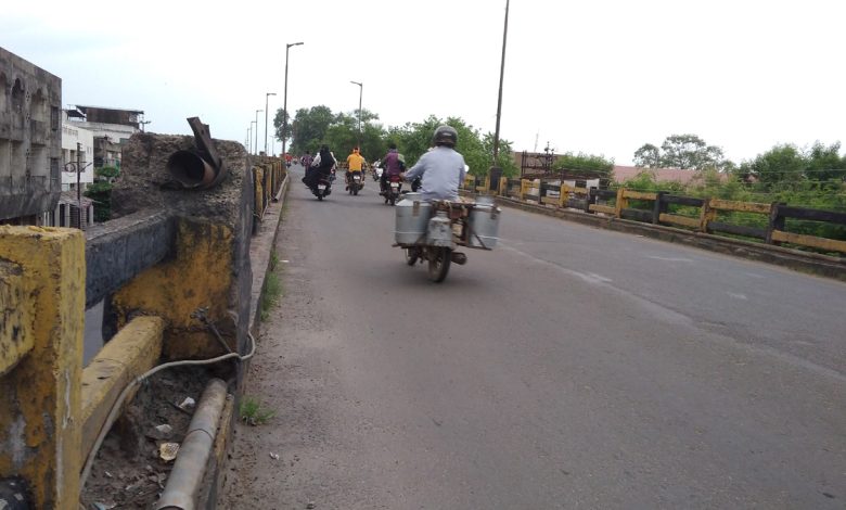 Pachpaoli Flyover demolition process in Nagpur’s urban landscape.