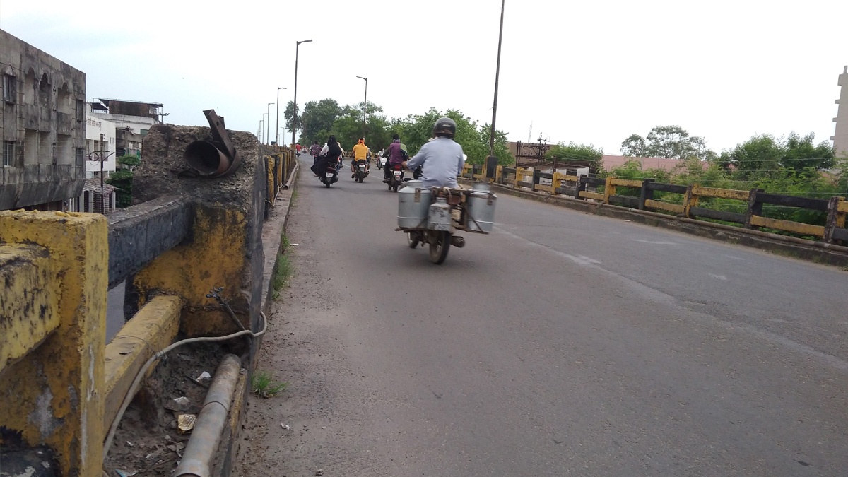 Pachpaoli Flyover demolition process in Nagpur’s urban landscape.