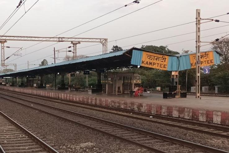Kamthi Railway Station Nagpur: Passengers Risk Lives Crossing Tracks as Oversized Foot Overbridge Becomes a Daily Nightmare