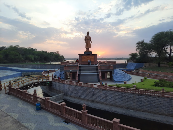 Vivekananda Memorial overlooking Ambazari Lake, symbolizing the debate between development and environmental conservation.