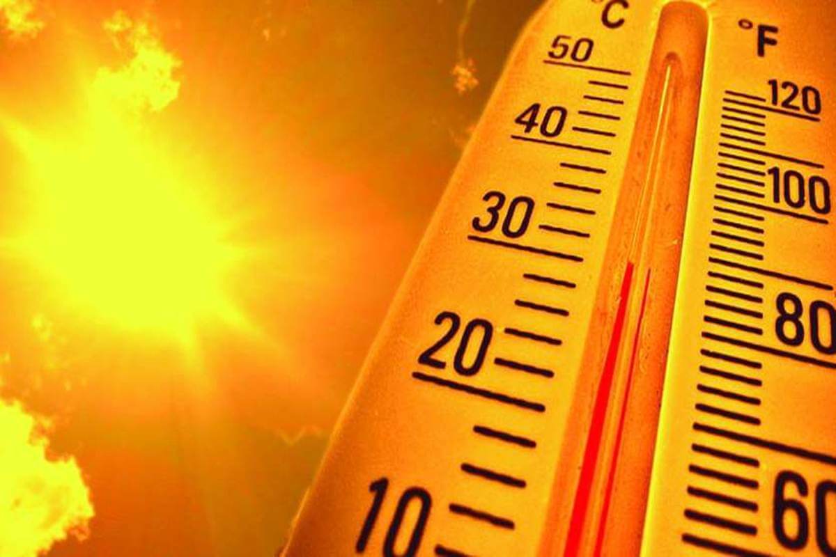 Nagpur Heat Record | Hottest Day: Scorching sun over a deserted city street, representing extreme heatwave conditions in Nagpur and surrounding areas.
