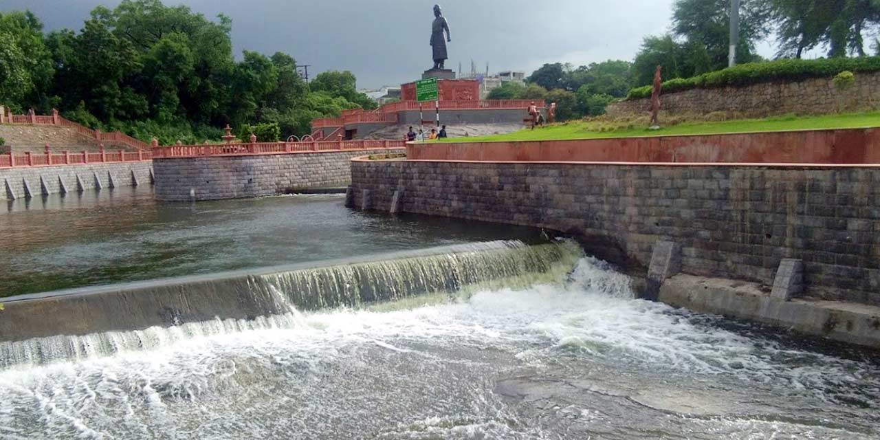 Proximity of Swami Vivekananda statue to Ambazari Dam illustrating flood risks and legal concerns.