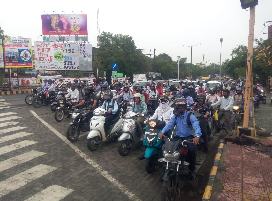 Nagpur traffic police managing city traffic amid heavy congestion and chaos.