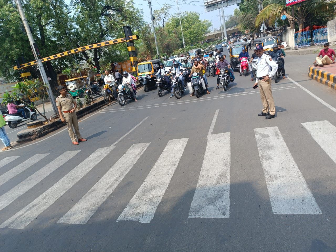 Traffic chaos in Nagpur with vehicles blocking zebra crossings.