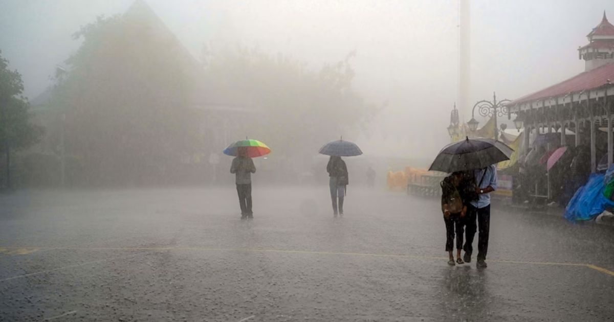 Heavy rain in Nagpur with cloudy skies and forecast updates.