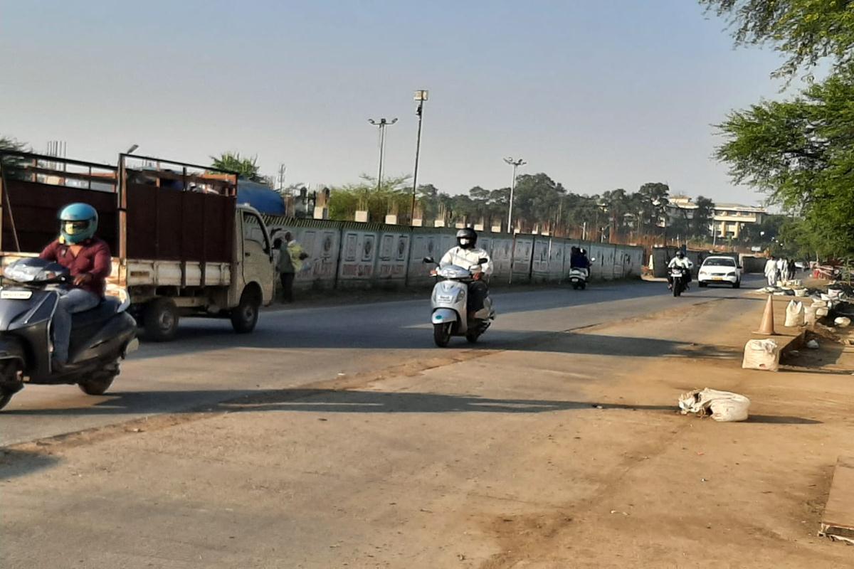 Traffic diversion signs near Futala Lake for Independence Day in Nagpur.