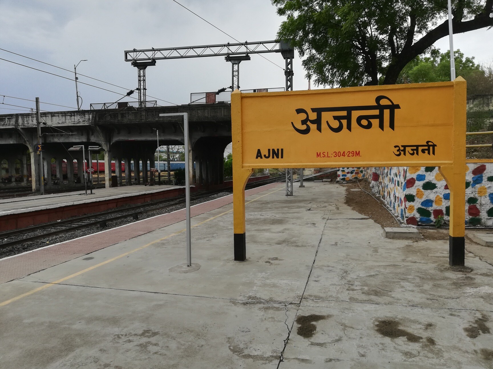 Passengers at Ajni Railway Station, platforms closed for redevelopment, alternative travel arrangements at Nagpur station.