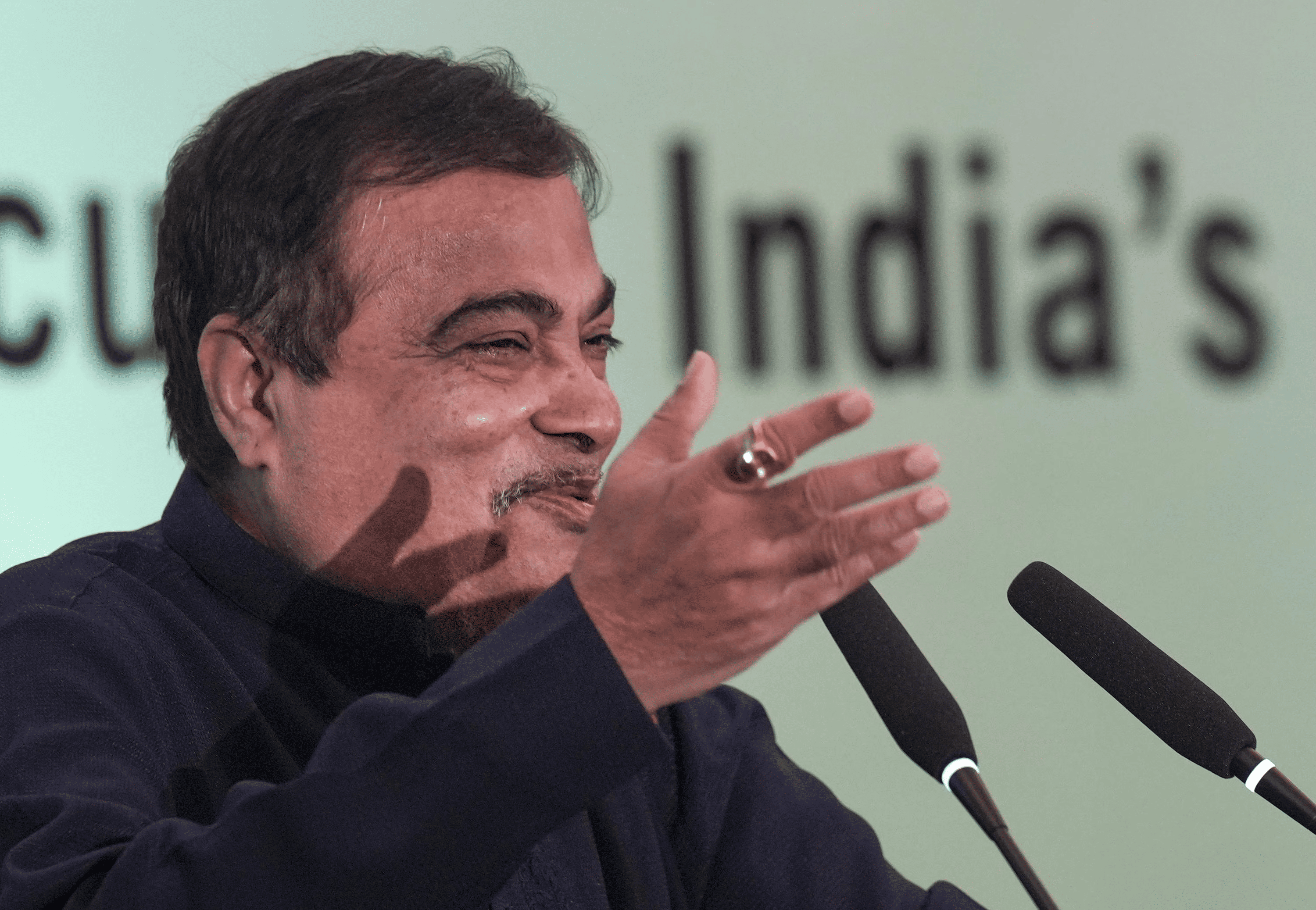 Union Minister Nitin Gadkari addressing entrepreneurs about establishing cow farms in Vidarbha to boost dairy business.