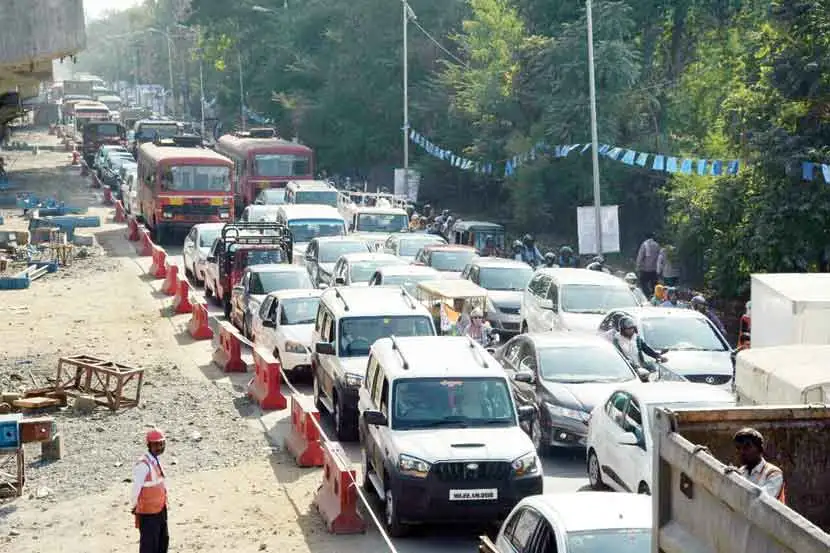 Traffic congestion and illegal parking on busy roads in Nagpur, contributing to gridlock and blocking emergency services.