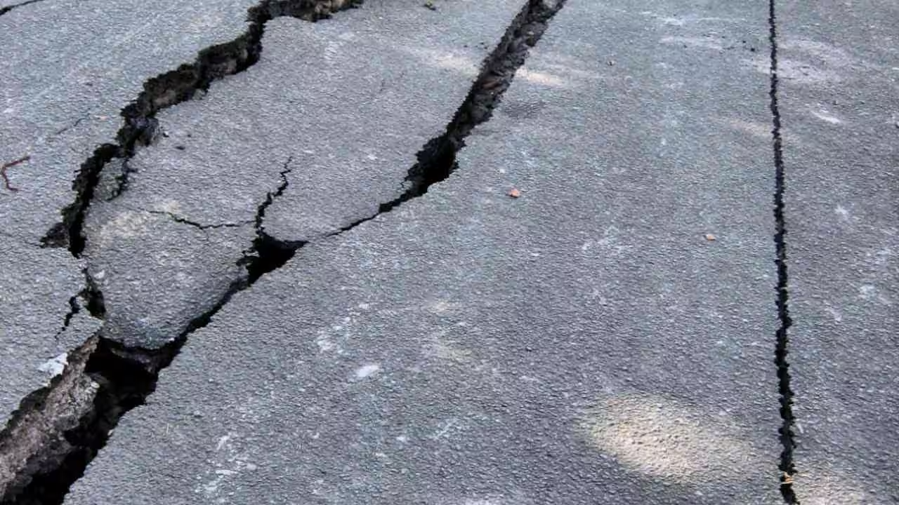 Mild earthquake shaking buildings in Amravati district with no major damage.