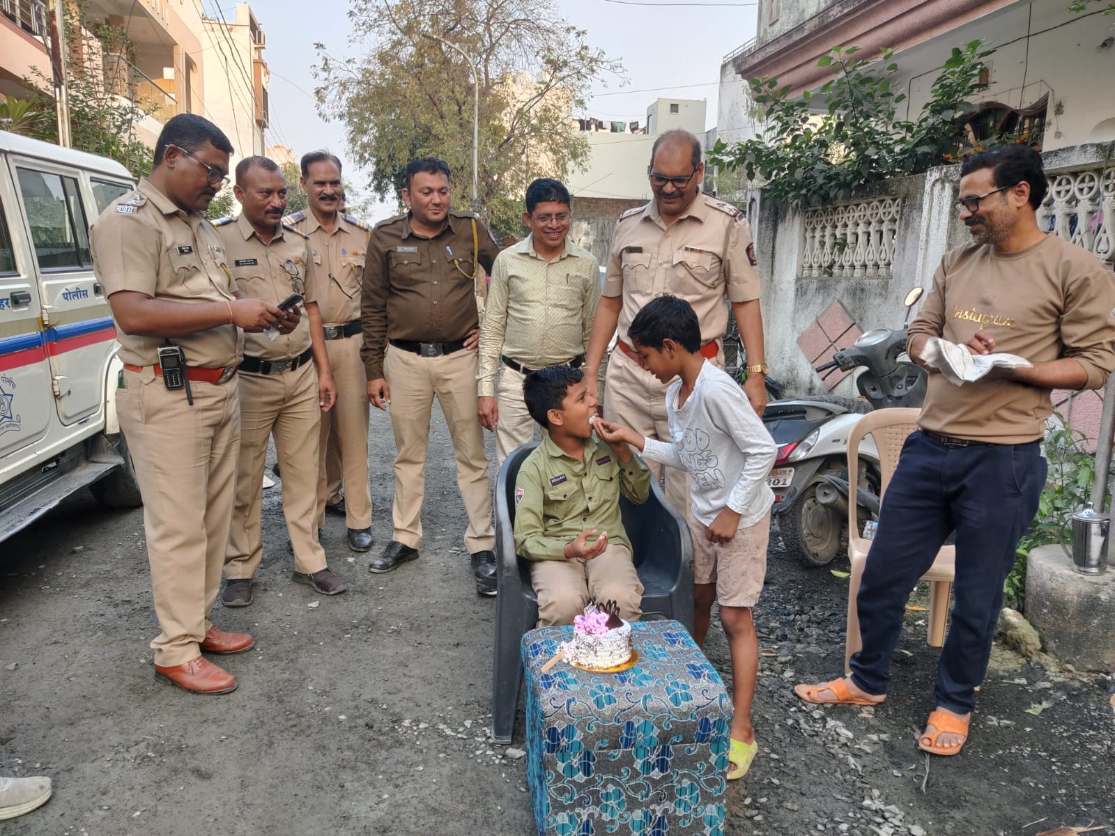 Wathoda Police celebrate the birthday of a missing 10-year-old boy found safe in Nagpur.