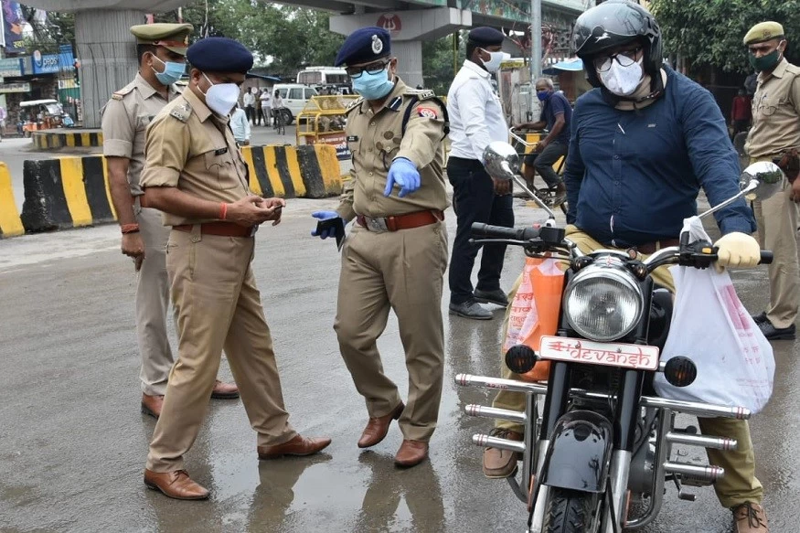 Traffic police in Nagpur managing city traffic and issuing challans.