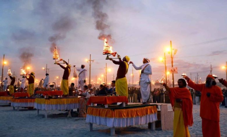 Devotees participating in Maha Kumbh rituals and Maha Aarti in Nagpur 2024.
