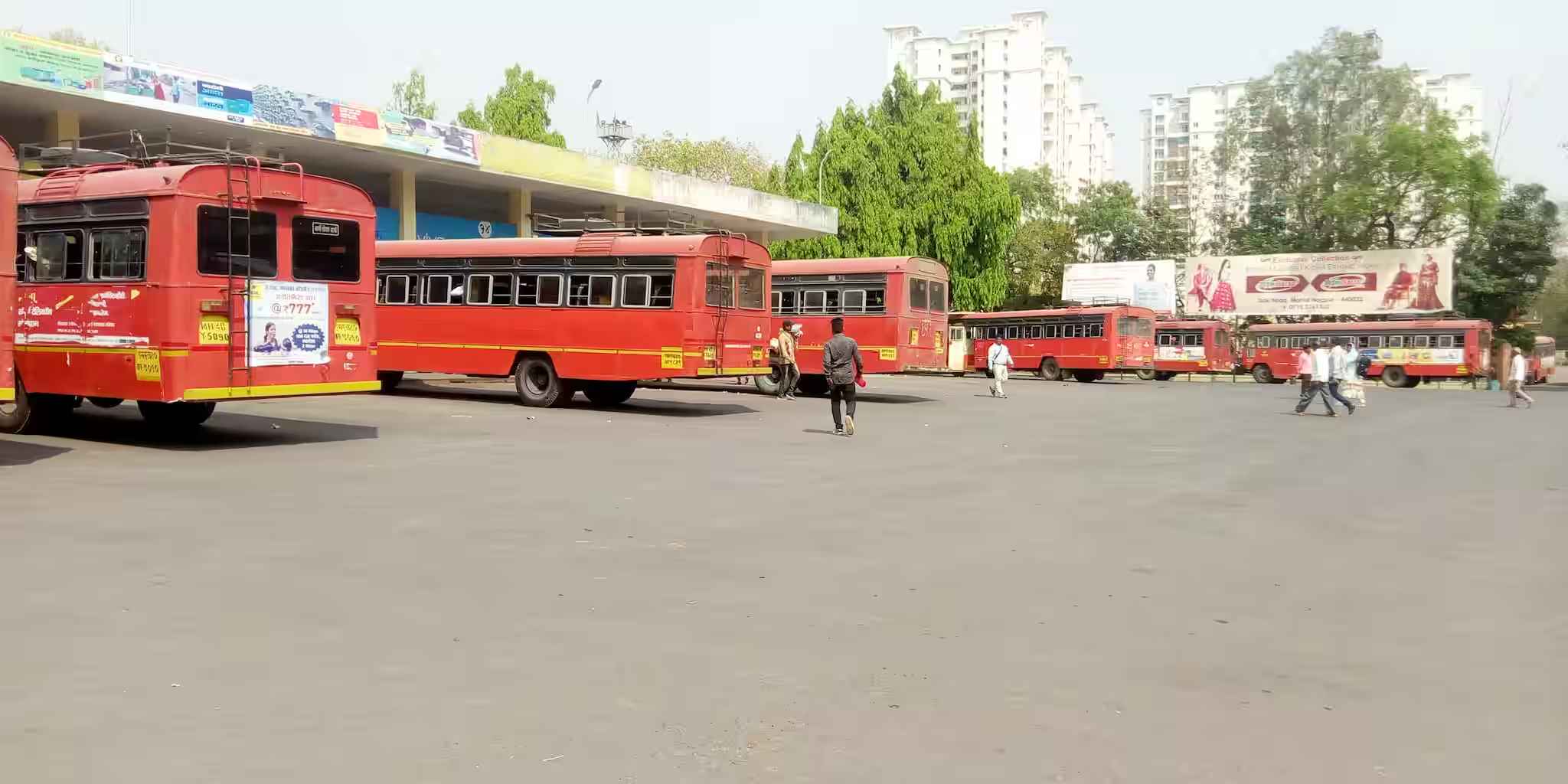 A digital rendering of a modern five-star bus station in Nagpur showing commuters, digital kiosks, and clean infrastructure. | Mor Bhavan Ganeshpeth Redevelopment