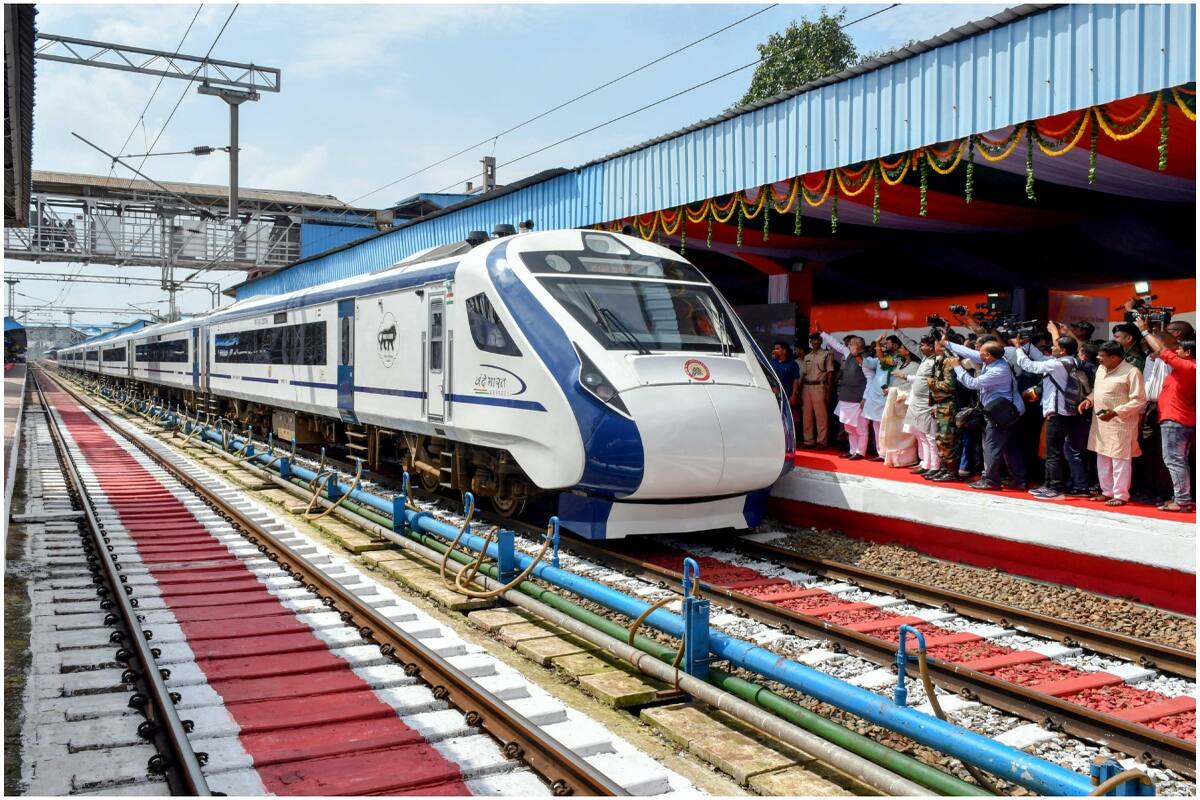 Nagpur to Mumbai Vande Bharat Express train on its route