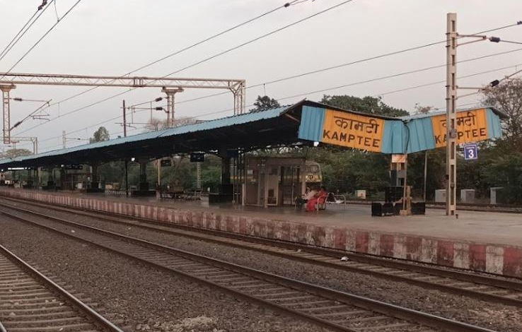 Kamthi Railway Station Nagpur: Passengers Risk Lives Crossing Tracks as Oversized Foot Overbridge Becomes a Daily Nightmare